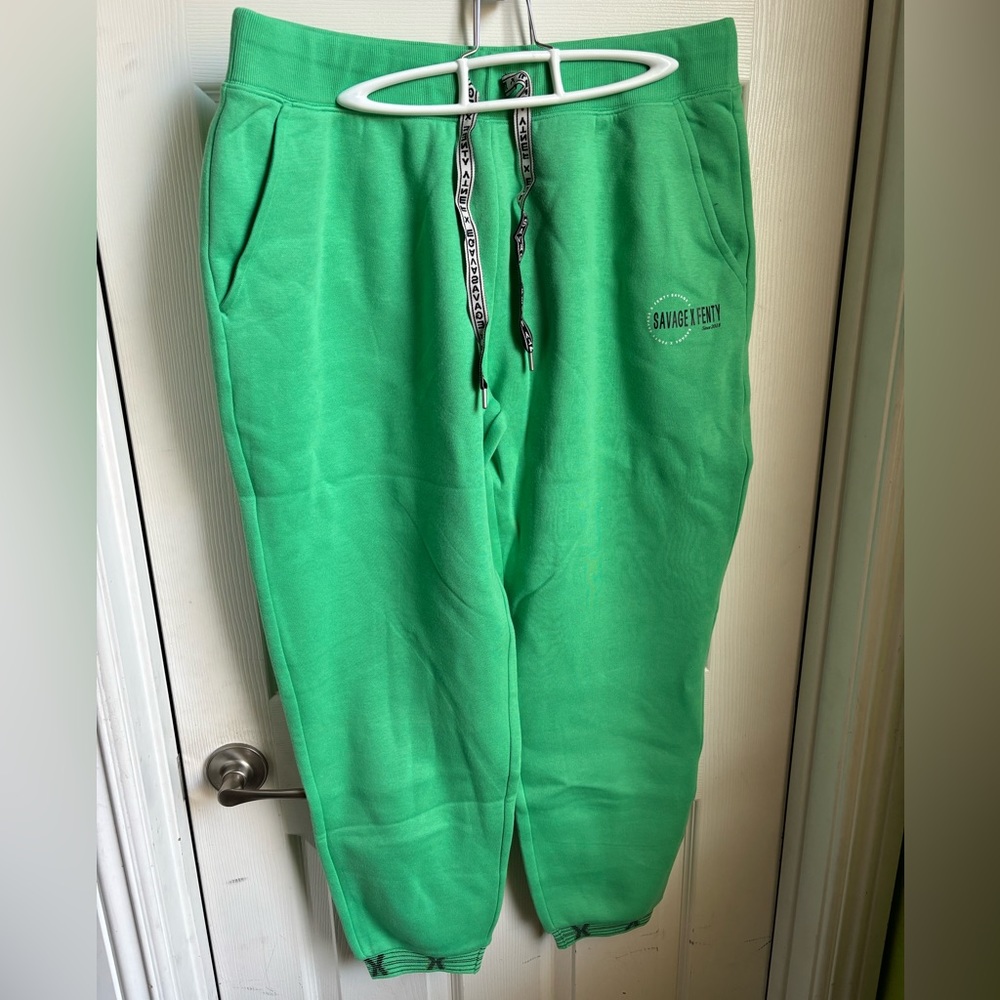 BRAND NEW WITH TAGS SAVAGE X FENTY WOMENS SWEATPANTS SELLING MATCHING HOODIE TOO